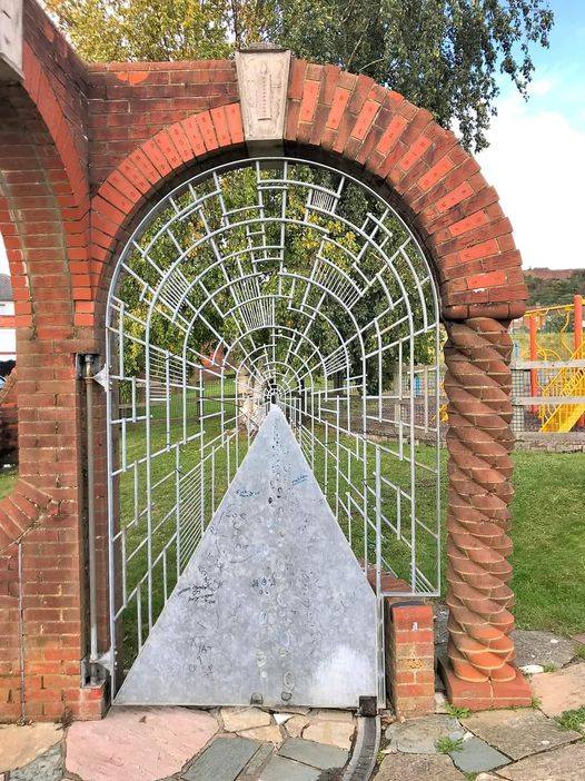 The meme is a split-screen image of a brick wall with a broken arch. The left side shows a complete arch, while the right side shows a broken arch with a missing section. The text "I'm not arguing, I'm just explaining why I'm right" appears above the broken arch.
