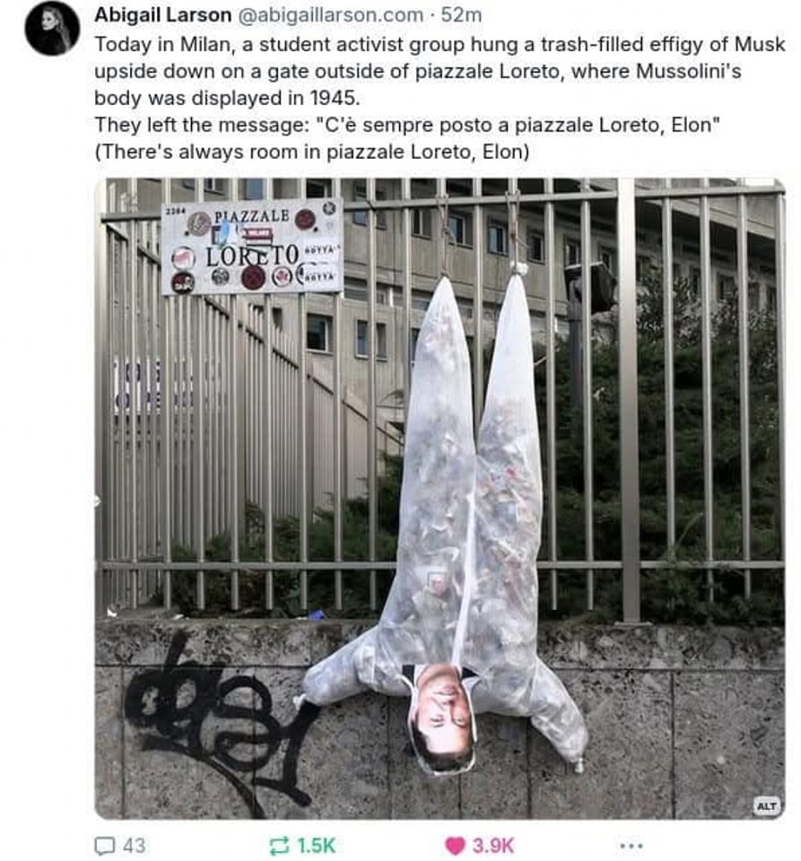 The meme is a photo of a person's head and body covered in trash, hanging upside down from a gate. The image is meant to be humorous and satirical, with the person's head and body covered in trash and the text "C'è sempre posto a piazzale Loreto, Elon" (There's always room in Piazza Loreto, Elon) above it. The image is a play on the famous Italian phrase "C'è sempre posto in Piazza…", but with a humorous and satirical twist.